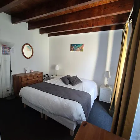 La Roche Du Marais Hotel 2*