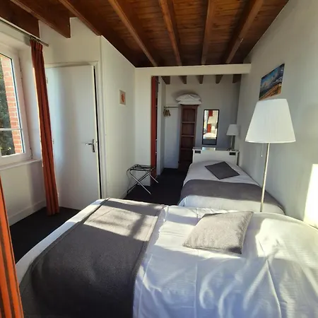 Otel La Roche Du Marais 2*