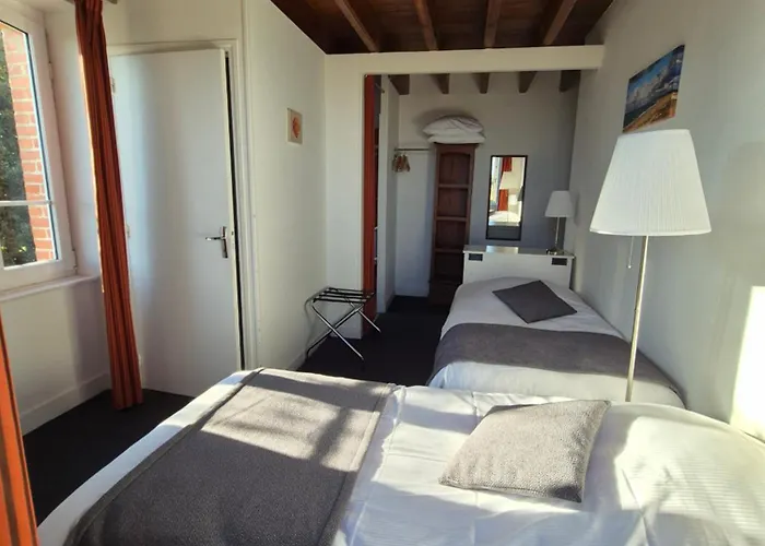 Otel La Roche Du Marais 2*